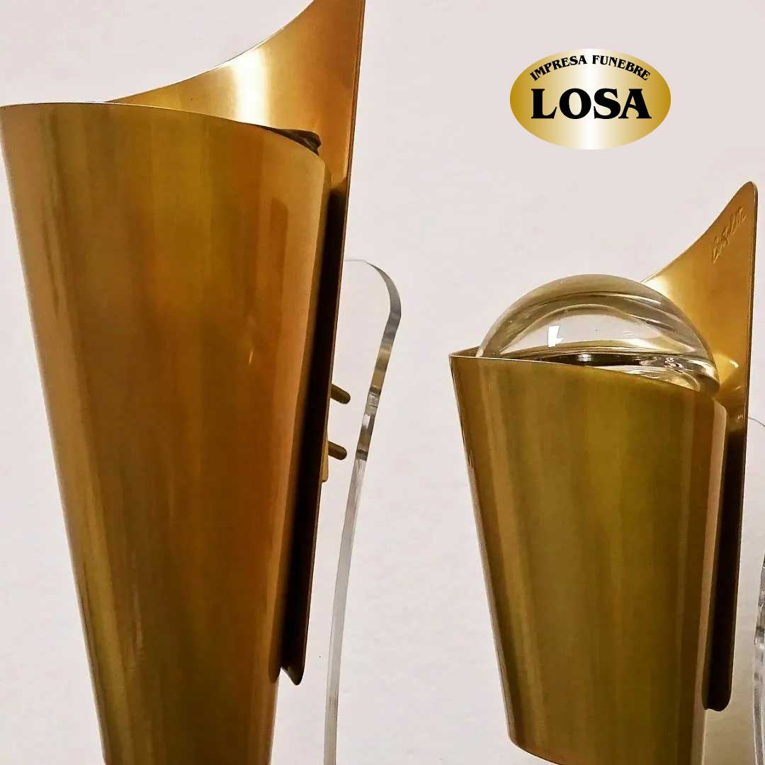 Vasi portafiori e lampade per lapidi